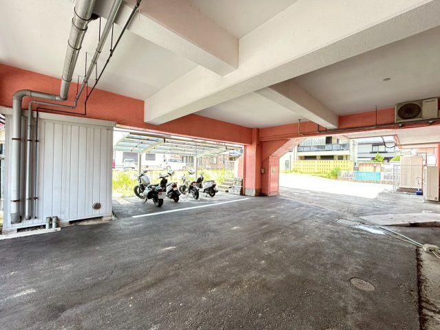 協和ビルの駐車場