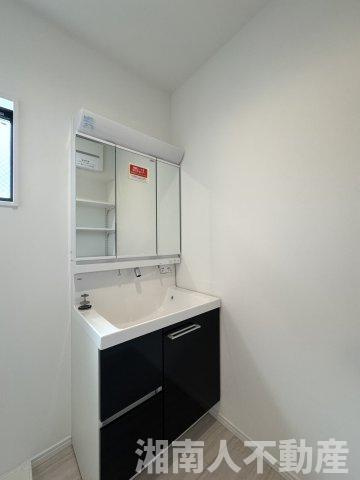 高座郡寒川町宮山の中古一戸建の独立洗面台|独立洗面台で身支度をすべて済ませてしまいましょう