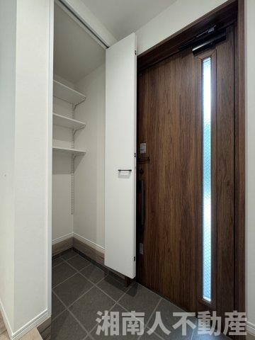 高座郡寒川町宮山の中古一戸建の玄関|明るい玄関です