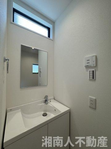 高座郡寒川町宮山の中古一戸建の洗面所|脱衣スペースもあります