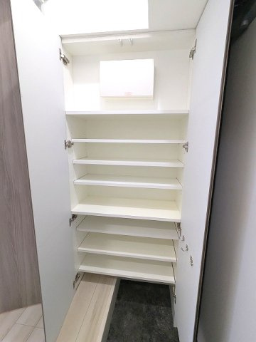 LUMIEC NEGISHIの玄関|収納豊富なトールタイプのシューズBOX、右下に傘フック付です