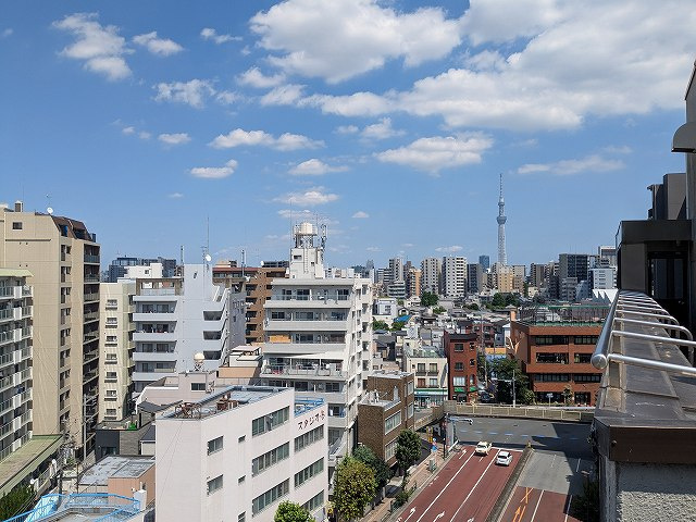 LUMIEC NEGISHIの設備|9F非常階段からの眺望です、スカイツリー隅田川花火見えます