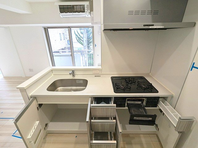 LUMIEC NEGISHIの設備|グリル付ガス3口システムカウンターキッチン、瀟洒でお手入れ楽なガラストップコンロです