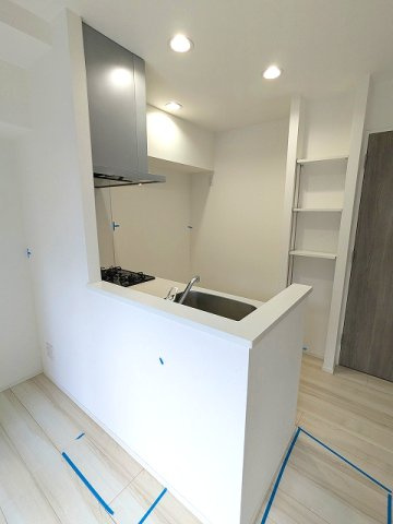 LUMIEC NEGISHIの設備|グリル付ガス3口システムカウンターキッチン、瀟洒でお手入れ楽なガラストップコンロです