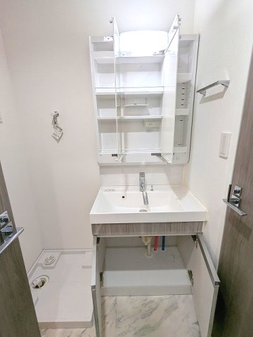 LUMIEC NEGISHIの設備|三面鏡付・ハンドシャワー付独立洗面台、洗面室に洗濯機置場、収納ラック付きです