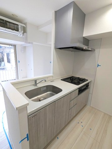 LUMIEC NEGISHIのキッチン|グリル付ガス3口システムカウンターキッチン、瀟洒でお手入れ楽なガラストップコンロです