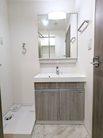 LUMIEC NEGISHIの洗面所|三面鏡付・ハンドシャワー付独立洗面台、洗面室に洗濯機置場、収納ラック付きです