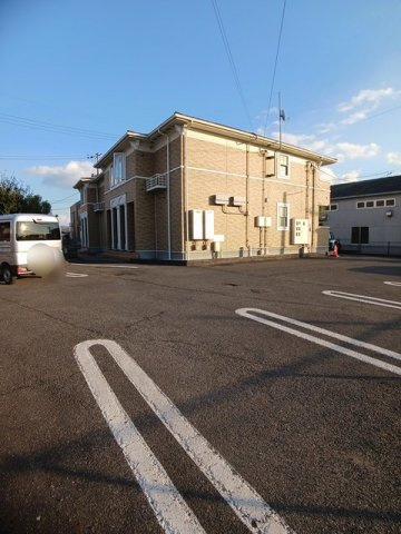 トゥジュールヴェールの駐車場