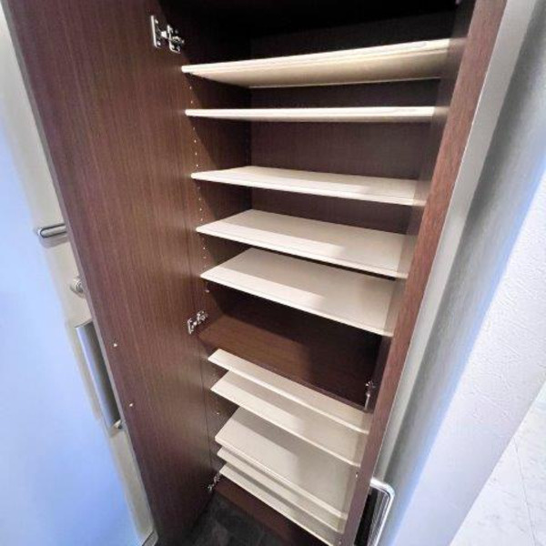 ﾗﾑｱﾝﾄﾞｴﾇｴﾝﾀ-ﾌﾟﾗｲｽﾞの玄関