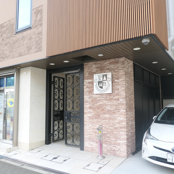 ﾗﾑｱﾝﾄﾞｴﾇｴﾝﾀ-ﾌﾟﾗｲｽﾞのエントランス