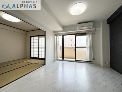 【居間・リビング】 | ダイアパレス西明石 | リビング横に隣接する和室の扉を広げると、さらに開放感が増します♪