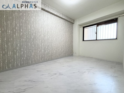 【洋室】 | ダイアパレス西明石 | 壁一面のアクセントクロスがオシャレを演出しております♪