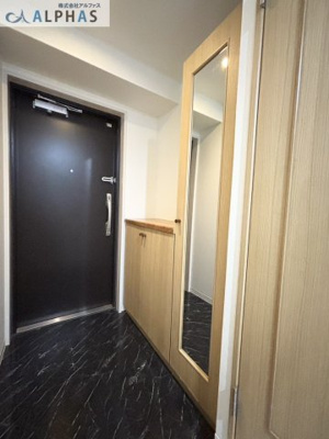 【玄関】 | ダイアパレス西明石 | 天井までタップリ玄関収納、姿見、引き出し付きなのも便利です！