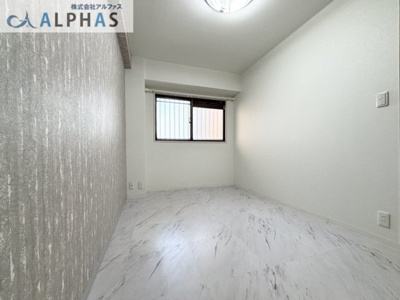 【洋室】 | ダイアパレス西明石 | 壁一面のアクセントクロスがオシャレを演出しております♪