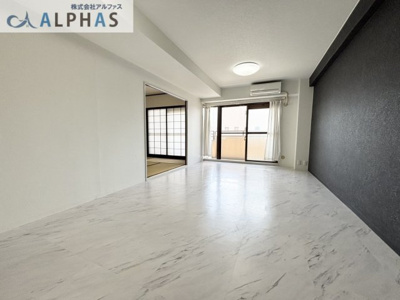 【居間・リビング】 | ダイアパレス西明石 | 南西面ＬＤＫ＋和室仕切りを開放すれば約21.2帖の広々スペースになります♪