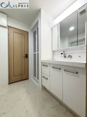 【脱衣所】 | ダイアパレス西明石 | たっぷりの収納を設けたシャワー付洗面台で快適な暮らしを過ごせます♪