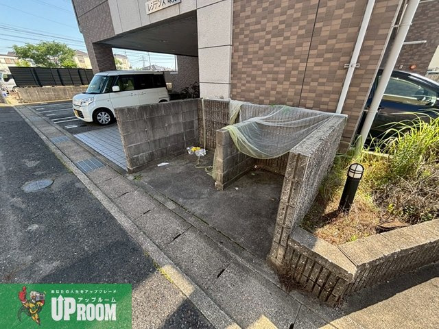 レジデンス味美の駐車場