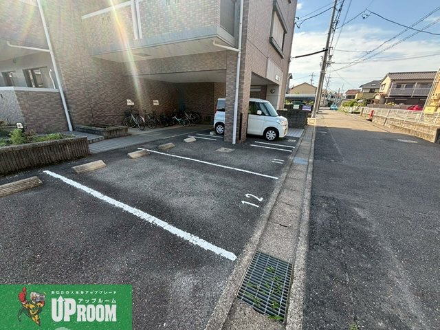 レジデンス味美の駐車場