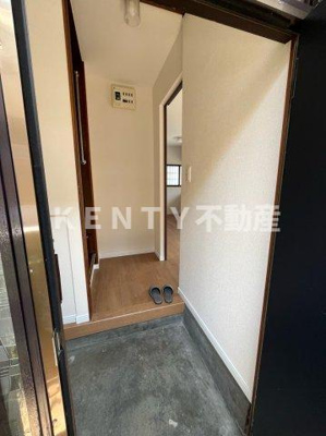 【玄関】 | 西六郷3丁目戸建て | 収納もある玄関です