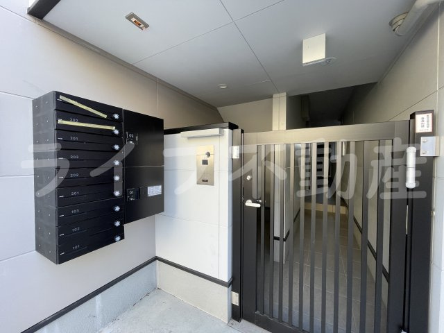 CRASTINE岩田町5丁目のエントランス