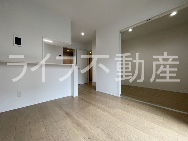 CRASTINE岩田町5丁目の居間・リビング|明るい室内です