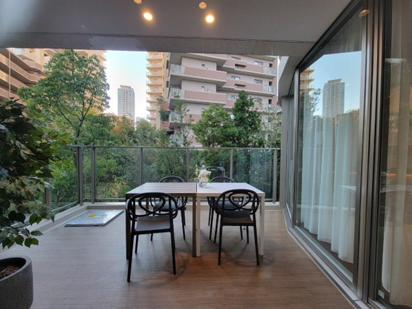 【その他共用部分】 | 【グリーンテラス】降り注ぐ陽光とさわやかな風！目の前に広がる緑を眺めながら、おだやかなひと時を。