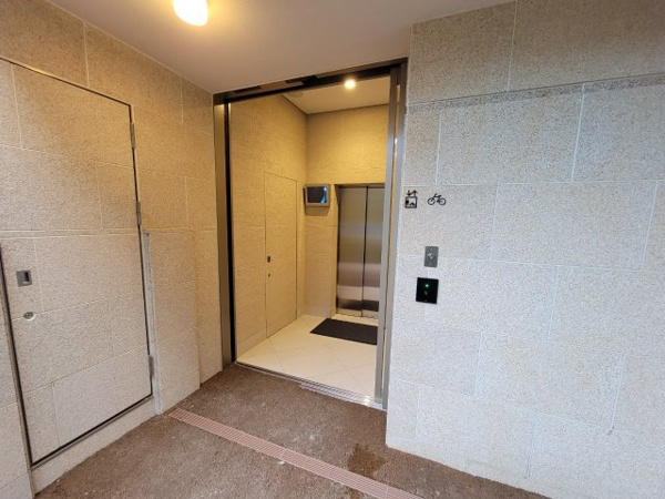 【駐輪場】 | 【自転車用エレベーターホール入口】敷地北側にございます！2基のエレベーターでスムーズに出し入れ可能！