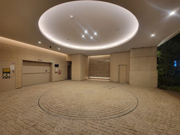 【駐車場】 | 【タワーパーキング】セキュリティ性の高い回転式のタワーパーキング！駐車も楽々です！