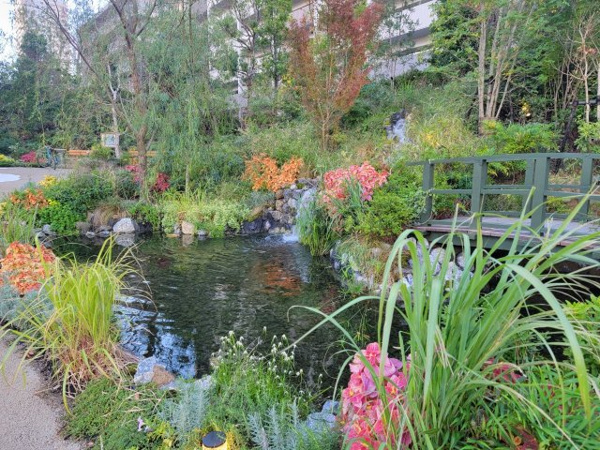 【庭】 | 【せせらぎ】美しい花々に彩られたファンタジックなお庭。左手に進むとゆったりとした広場がございます！
