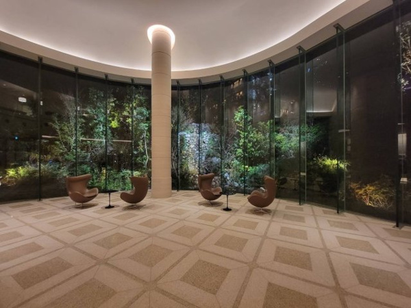 【エントランス】 | 【エントランスロビー】夜は外の滝がライトアップされ、幻想的な雰囲気に。曲線の美しいエッグ・チェアも◎