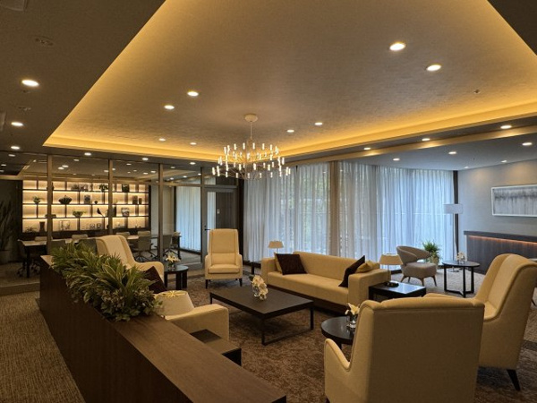 【ロビー】 | 【オーナーズラウンジ】上品なシャンデリアと、選び抜かれたインテリアに囲まれたラグジュアリーな空間！