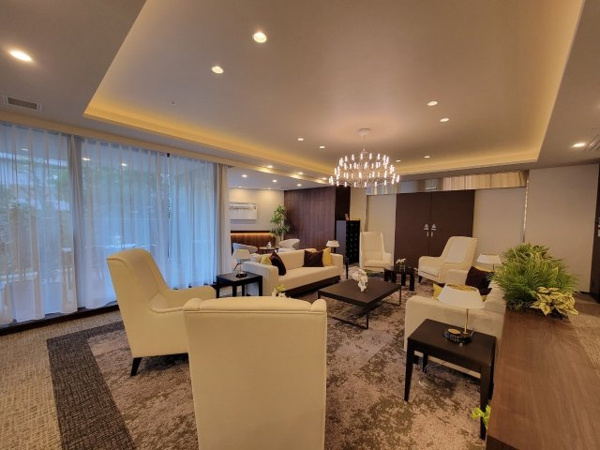 【ロビー】 | 【オーナーズラウンジ】ご家族やゲストとのご歓談の場にもぴったり。思い思いに寛ぎの時を楽しめます！