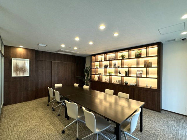 【その他共用部分】 | 【ミーティングルーム】華やかな飾り棚が目を惹きます。ガラス間仕切りでラウンジと隔てられています！