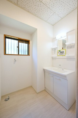 【独立洗面台】 | 邑楽郡大泉町朝日　中古住宅 | 収納力が豊富な洗面台はドライヤーから化粧品までスッキリ収納できます♪