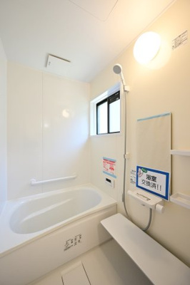 【浴室】 | 邑楽郡大泉町朝日　中古住宅 | 清潔感あるお風呂はフルオートバスでお湯張りもラクラク♪
お風呂は窓があるので換気もできます。