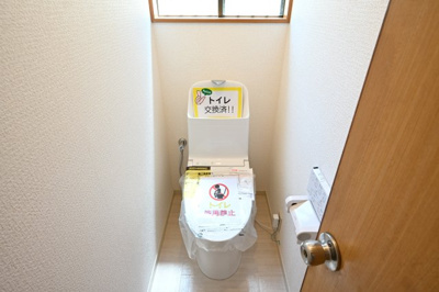 【トイレ】 | 邑楽郡大泉町朝日　中古住宅 | 暖房便座などがついた高機能シャワートイレです。