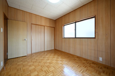 【洋室】 | 邑楽郡大泉町朝日　中古住宅 | 2階の各居室にはしっかりとした容量のスペースを確保しているので、お部屋は美しい空間を保てますね♪