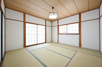 【和室】 | 邑楽郡大泉町朝日　中古住宅 | 2階の寝室はバルコニーとつながっています。
たっぷり光が入るので気持ちよく目覚められます♪ 