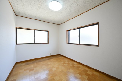 【洋室】 | 邑楽郡大泉町朝日　中古住宅 | 2面採光の明るい洋室は子供部屋にもピッタリです♪