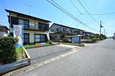 【前面道路含む現地写真】 | 邑楽郡大泉町朝日　中古住宅 | 南道路で開放的なので日当たりも良好です！