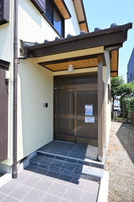 【玄関】 | 邑楽郡大泉町朝日　中古住宅 | 屋根付きの玄関は雨の日のぬれずに出入りすることができます！
ダブルロックドアで防犯性も◎