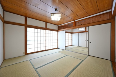 【居間・リビング】 | 邑楽郡大泉町朝日　中古住宅 | 広々としていて明るい日差しもたくさん入ってきます。家具を置いてもゆとりある空間となっております♪