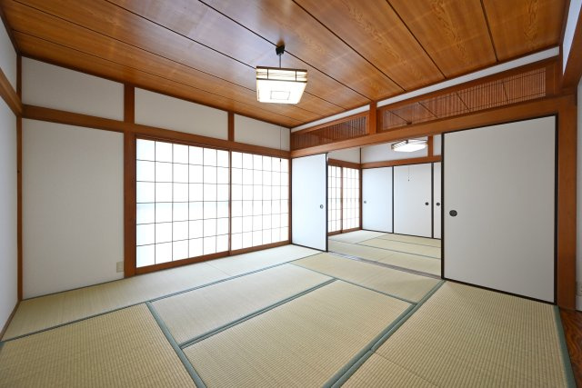 【居間・リビング】 | 邑楽郡大泉町朝日　中古住宅 | 広々としていて明るい日差しもたくさん入ってきます。家具を置いてもゆとりある空間となっております♪