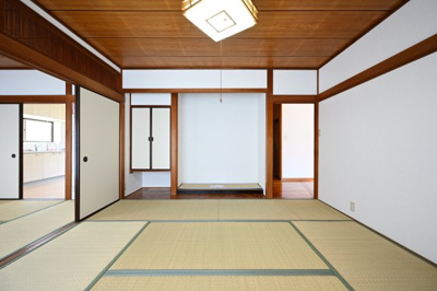 【居間・リビング】 | 邑楽郡大泉町朝日　中古住宅 | 温かみのある畳の居間で、家族団らんの時間をゆったりとお楽しみください♪