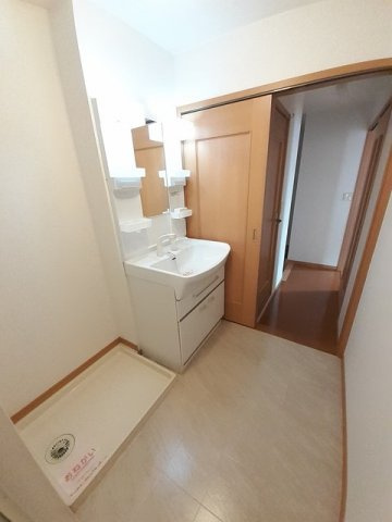 サンリット　ヴィラ　Ⅰの洗面所|コンパクトで使いやすい洗面所