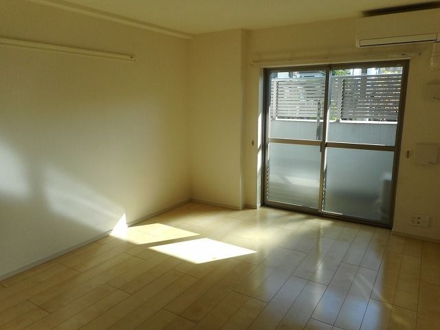 アベニール国立の居間・リビング