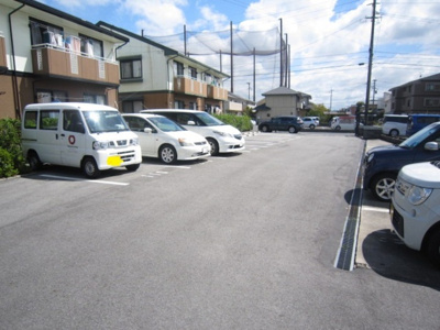 【駐車場】 | セジュール大善寺B | 駐車場があるので、車を買う予定の方も安心です