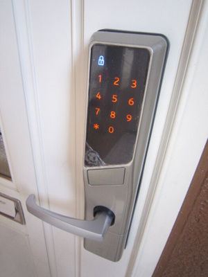 【玄関】 | セジュール大善寺B | 収納もある玄関です