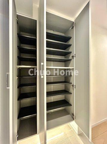 エヴァーグリーン立石の玄関|【玄関】玄関には大型のシューズクローゼットを設置しておりますのでいつでもスッキリりとした空間を保てます。玄関周りを清潔に使うのはとても大事なことですよね。