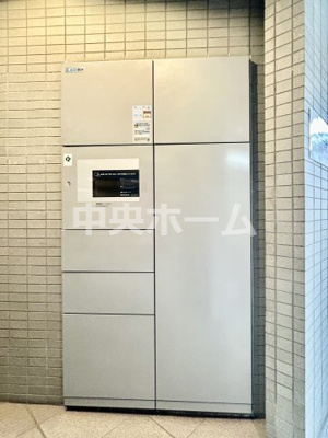 【設備】 | エヴァーグリーン立石 | 【宅配ボックス】在宅時・不在時に関わらず、居住者の代わりに非対面で宅配物を受け取ってくれる便利な設備です。わかりやすくご説明致しますので見学時にはお部屋だけではなく共用部分もぜひチェックしてください。